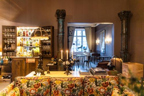 une chambre avec un canapé et un bar avec une table dans l'établissement Villa Provence, à Aarhus