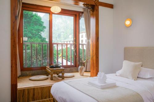 Postel nebo postele na pokoji v ubytování Yangshuo River View Hotel