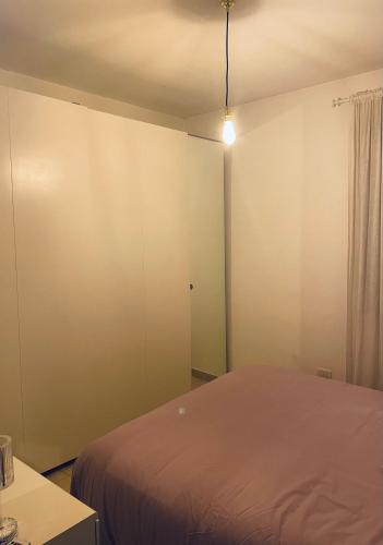 ein Schlafzimmer mit einem großen Bett und einem Fenster in der Unterkunft Pretty Little Home in Mailand