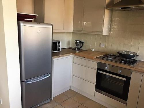 una cucina con frigorifero in acciaio inox e forno a microonde di Beautiful Penthouse Apartment a Walton-on-Thames