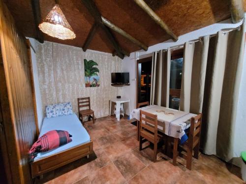 1 dormitorio con cama, mesa y comedor en CLA - Aotearoa, en Farol de Santa Marta