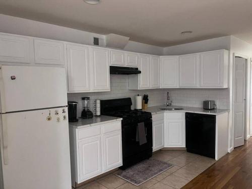 Een keuken of kitchenette bij Jersey city Luxury apt 15 mins from NYC