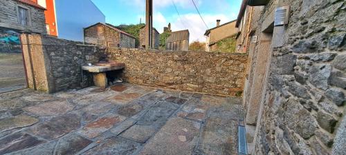 a stone wall with a stone bench on a street at Casa Monte Toran in Bamiro