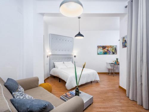 a living room with a bed and a couch at Magnifico Estudio en Bolsa 6. AC. in Málaga