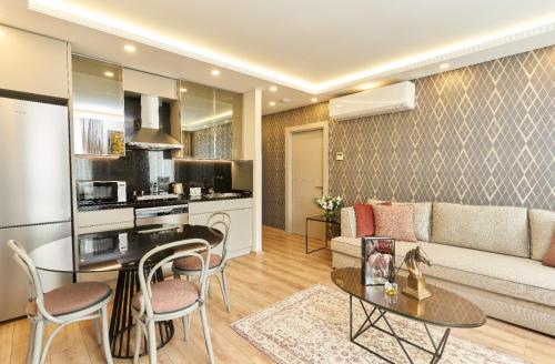 een woonkamer met een bank en een tafel bij All Seasons Hotel in Istanbul