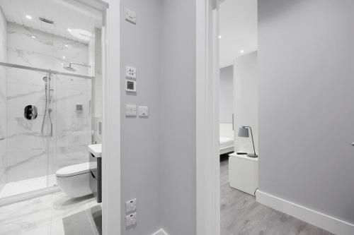 Kúpeľňa v ubytovaní Your Cosy Stay Modern 1 Double Bedroom Flat Fully Furnished - 5 Mins walk to Stn
