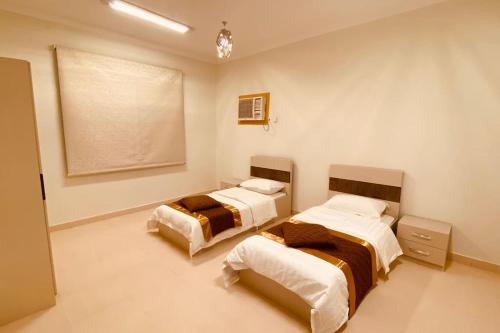 1 dormitorio con 2 camas en una habitación en Palm Villa, en Al Ula