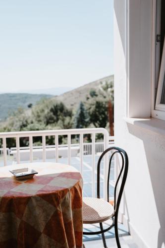 a table and chairs on a balcony with a view at Hotel Ristorante Guardanapoli in Cervino