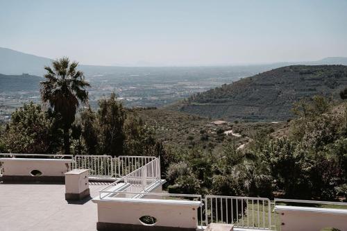 un balcón de una casa con vistas a un valle en Guardanapoli, en Cervino