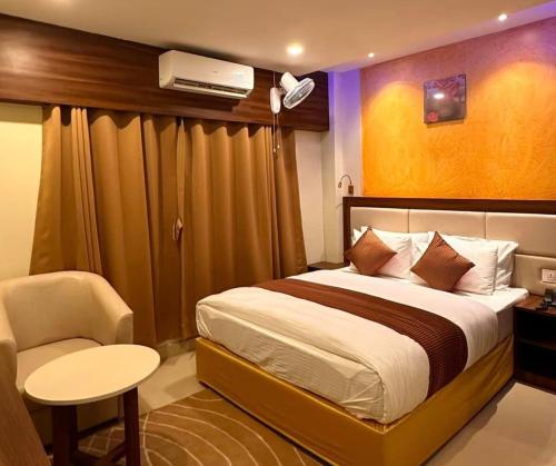 Un ou plusieurs lits dans un hébergement de l'établissement Janaki Star Hotel