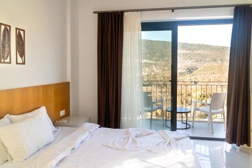 una camera con letto e balcone di Villa Rozerin a Kaş