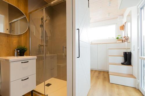 uma casa de banho com um chuveiro e um lavatório. em Good Spot Zieleniec Twin Eco 03 em Duszniki Zdrój