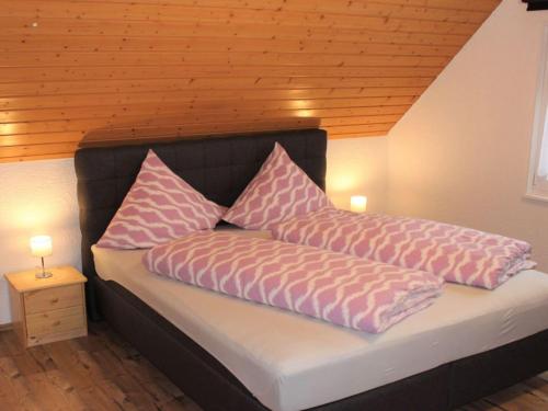 1 dormitorio con 1 cama con 2 almohadas en Forgetful the big one, en Titisee-Neustadt