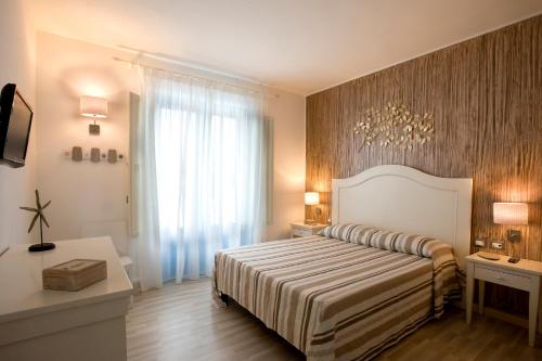 Habitación de hotel con cama y ventana en Holidays In Sicily, en Pozzallo