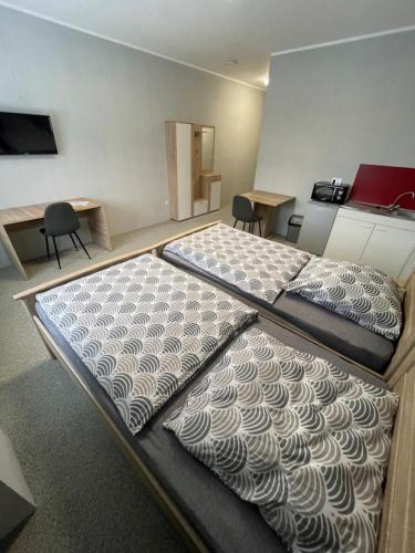 勒沃庫森的住宿－GPHotel/Boardinghaus，一张大床,位于带两把椅子的房间