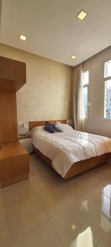1 dormitorio con 1 cama grande en una habitación en Le Petit Bijou en Tetuán