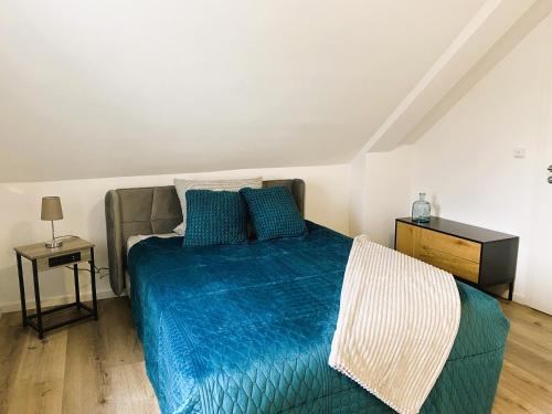 1 dormitorio con 1 cama con manta azul en Wohnen am Schlosspark, en Bad Salzuflen