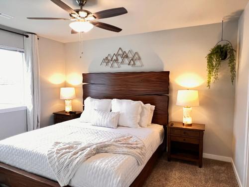 1 dormitorio con 1 cama y 2 mesitas de noche con lámparas en Modern Style KING bed Free Wi-Fi with Garage, en Spokane Valley