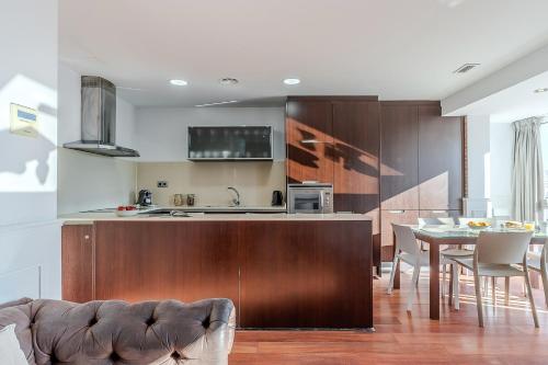 Kuchyň nebo kuchyňský kout v ubytování Enjoybcn Fira Apartment