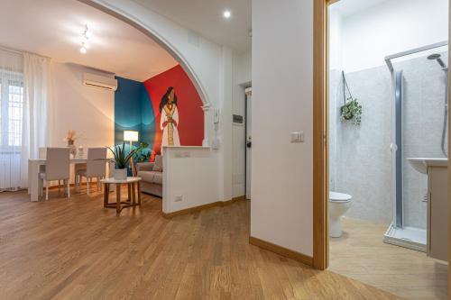 sala de estar con arco y comedor en Casa Abeba a Torre Maura en Roma