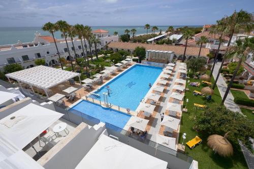 einen Luftblick auf ein Resort mit einem Pool in der Unterkunft Playa de la Luz in Rota