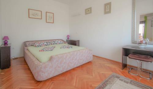 - une chambre avec un lit, une table et un bureau dans l'établissement Marina no. 3, à Novigrad