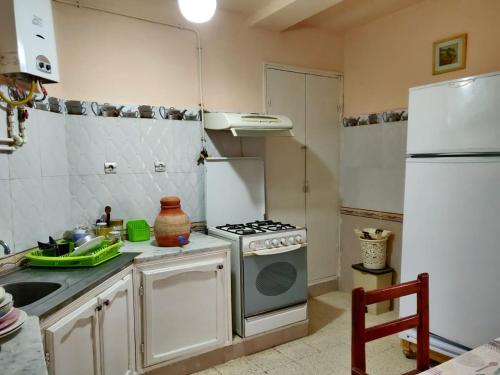 een keuken met een fornuis en een koelkast bij Appartement F3 équipé, spacieux près du centre in Biskra