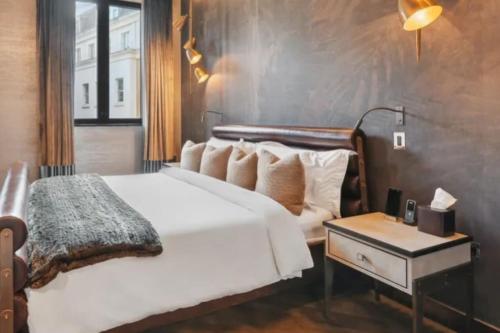 Royal Luxury 3 Beds: Central Covent Garden Haven في لندن: غرفة نوم بسرير ابيض كبير وطاولة