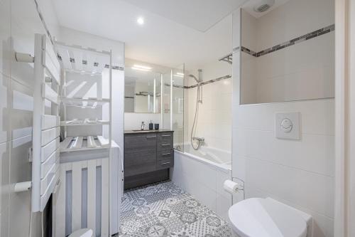 une salle de bain blanche avec un lavabo et des toilettes dans l'établissement New listing - 1 Bed Apt,Air-Con,Beach access,Sea, à Antibes