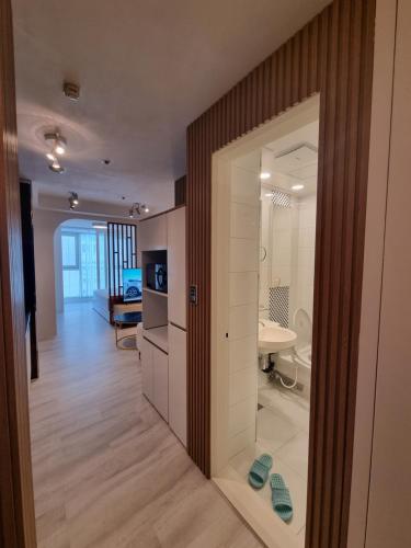 une chambre avec une cuisine et un salon dans l'établissement Ville apartment Sunneung Station&Coex free wifi, à Séoul