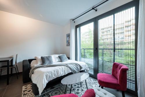 - une chambre avec un lit, une chaise et une grande fenêtre dans l'établissement New listing - 1 Bed Apt,Air-Con,Beach access,Sea, à Antibes