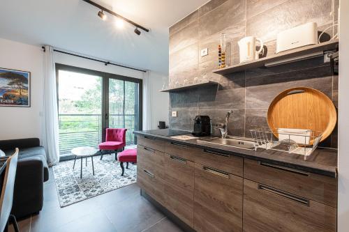 une cuisine avec un évier et une grande fenêtre dans l'établissement New listing - 1 Bed Apt,Air-Con,Beach access,Sea, à Antibes