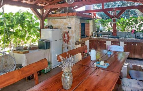 une cuisine avec une table en bois et un réfrigérateur dans l'établissement 1 Bedroom Amazing Apartment In Sibenik, à Šibenik