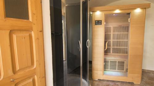 a shower in a room next to a door at Zemianska Kúria Vachtár in Kráľová Lehota