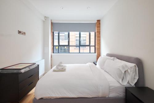 a bedroom with a white bed and a window at GuestReady - Delightful stay near the city centre in Birmingham