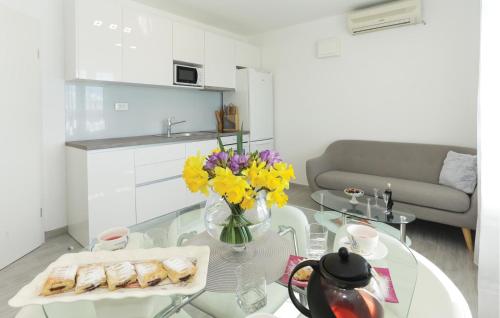 Kuhinja ili čajna kuhinja u objektu Cozy Apartment In Solin With Kitchen