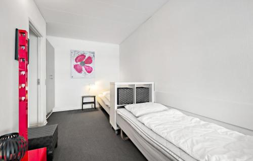 - une chambre avec un lit blanc dans l'établissement Fan Bad, Lejl, 110, à Fanø