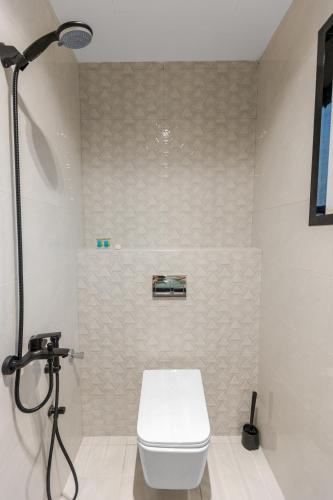 شقة غرفة وصالة وبوفيه في المدينة المنورة: حمام به مرحاض أبيض ومصباح