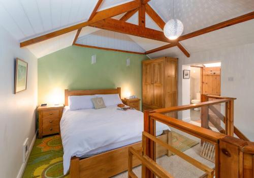 - une chambre avec un grand lit et un escalier dans l'établissement Sandpiper, à Feetham
