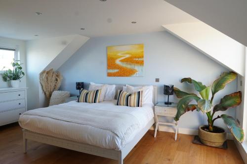 เตียงในห้องที่ Stunning 4 Bedroom Home with Wild Spa, Gym & Hot Tub