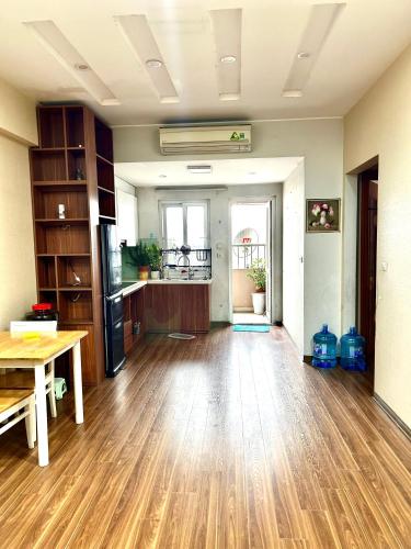 a living room with a table and a kitchen at Căn hộ 80m, 2 ngủ 2 vệ sinh-2 bedrooms apartment in Trương Lâm