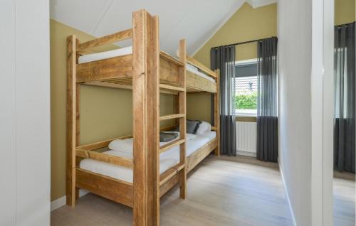 Nice Home In Kerkdriel With Wi-fi tesisinde bir ranza yatağı veya ranza yatakları