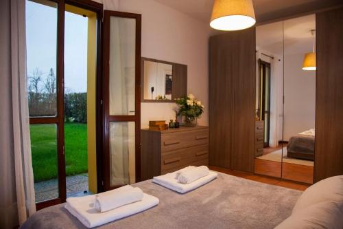 a bathroom with two white towels sitting on the floor at [Montecatini Terme] ''Lo Zizzolo'' Casa Moderna e Tranquilla in Montecatini Terme