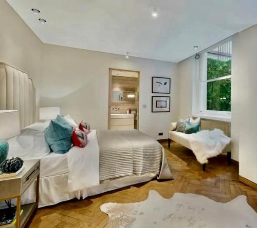 Tempat tidur dalam kamar di Quiet Luxury Escape for 6 in Covent Garden