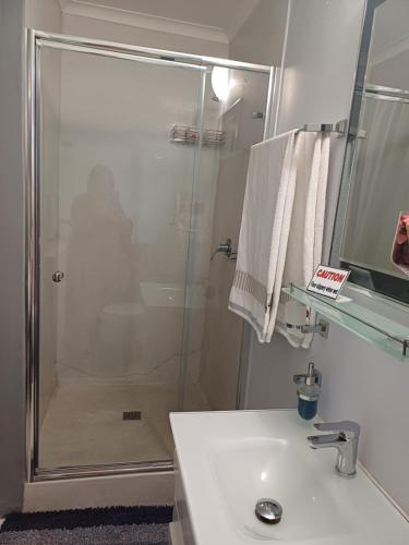 Bilik mandi di Alikreukel Accommodation