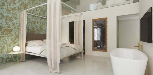 una camera con letto a baldacchino e vasca da bagno di Palazzetto My Venice a Venezia