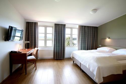 Кровать или кровати в номере Gistihúsið - Lake Hotel Egilsstadir