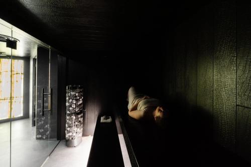 ein dunkles Zimmer mit einer Person auf dem Boden in der Unterkunft Les Gentianettes Hotel & Spa in La Chapelle-dʼAbondance