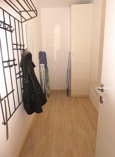 Cette chambre dispose d'un couloir avec des sacs sur le mur. dans l'établissement Ingeborg - 03-17, à Kühlungsborn