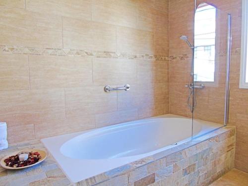 a large bathroom with a tub and a shower at Luxurious villa with private pool - Villa Jardín in Santa Cruz de Tenerife
